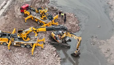 Porsuk Çayı zeminine gömülen ekskavatör vinçlerle kurtarıldı