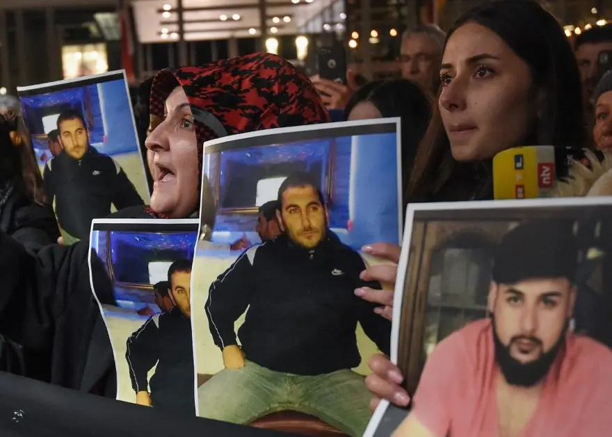 Almanya ırkçı saldırının kurbanlarına ağlıyor 6