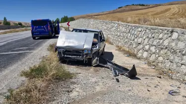 Kontrolden çıkan otomobil duvara çarptı: 2 yaralı