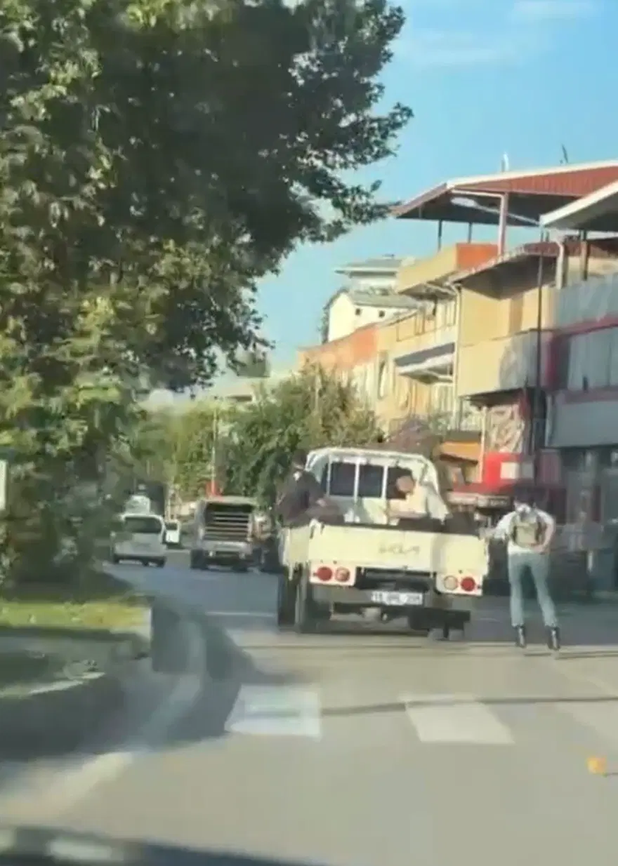 Kamyonetin kasasında tehlikeli yolculuk! Görenlerin yüreği ağzına geldi Kamyonetin kasasında tehlikeli yolculuk! Görenlerin yüreği ağzına geldi