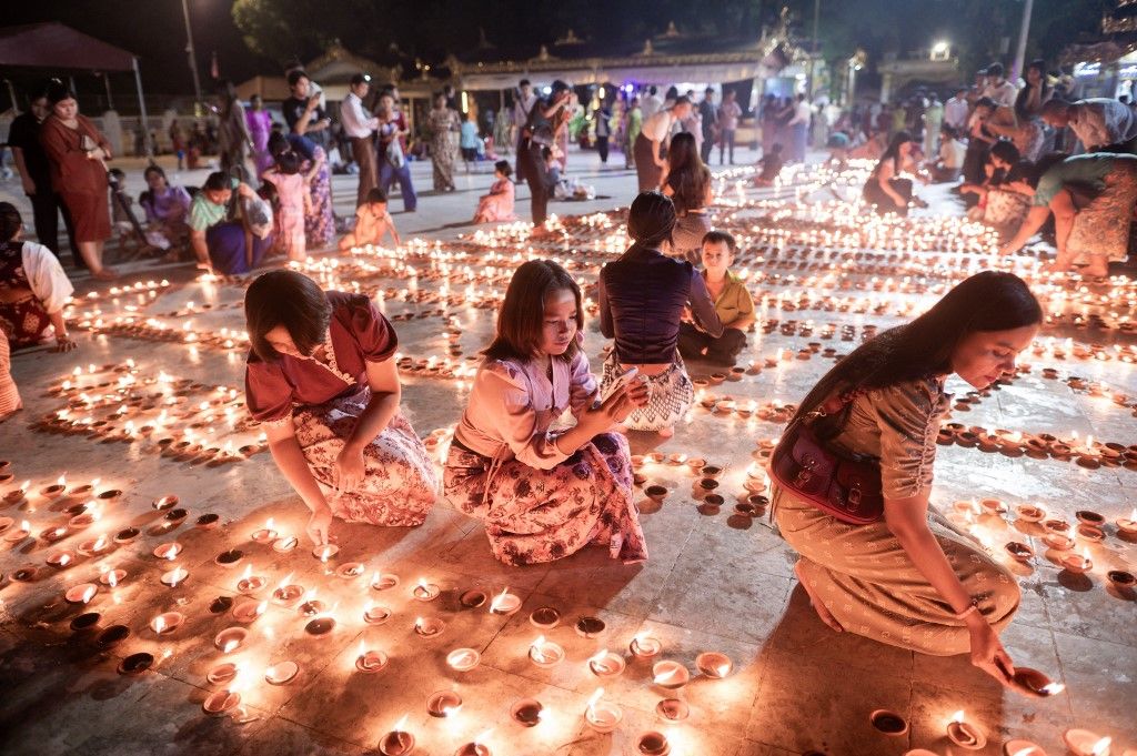 Myanmar'da festivale paraşütlerle bomba yağdı: 40 kişi öldü