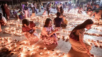 Myanmar'da festivale paraşütlerle bomba yağdı: 40 kişi öldü