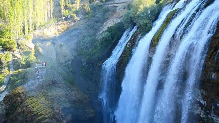 'Türkiye'nin 11. sakin kenti' Uzundere doğal güzellikleriyle salgından bunalanlara adeta nefes aldırıyor 12