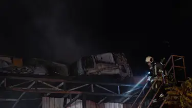 İçindeki araçlarla birlikte küle döndü