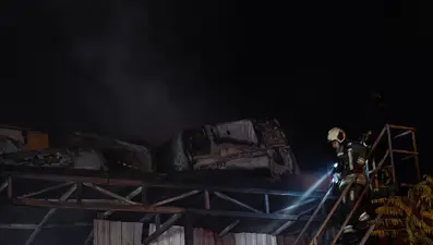 İçindeki araçlarla birlikte küle döndü