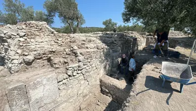 Apollon Smintheus Kutsal Alanı'ndaki kazılarda 3'üncü yüzyıla ait hamam gün yüzüne çıkarılıyor