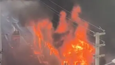 Park halindeki özel halk otobüsü alev topuna döndü