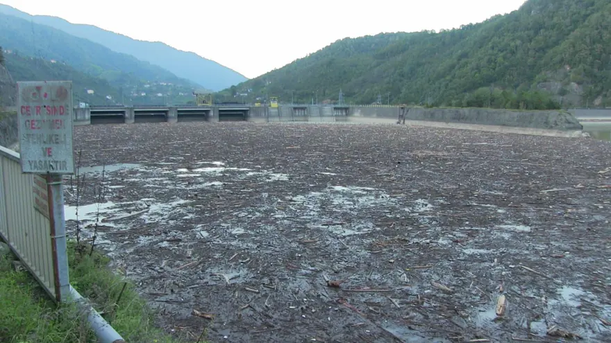 Artvin'deki sel Muratlı Barajı'nı çöplüğe çevirdi 4 Artvin'deki sel Muratlı Barajı'nı çöplüğe çevirdi 4
