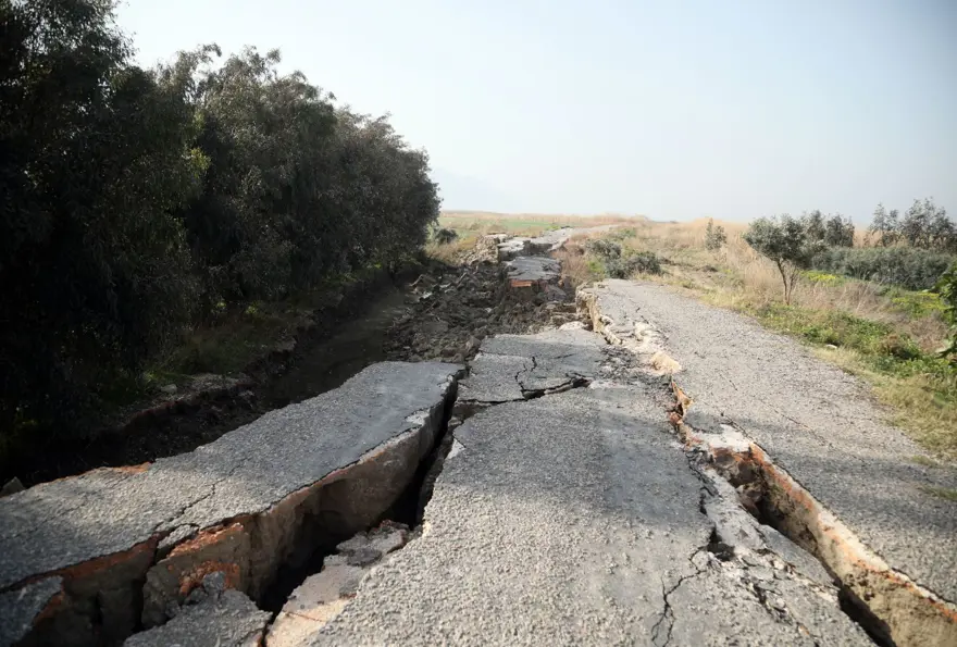 Depremden sonra kuş cennetinde büyük yarıklar 