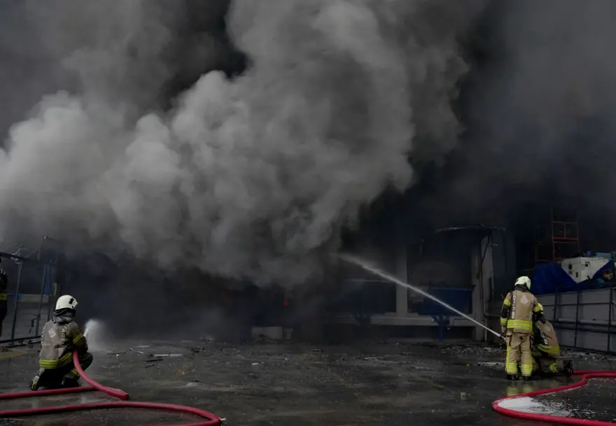 Beylikdüzü’nde yanan fabrika küle döndü: Altı katlı binada çökme riski var 4