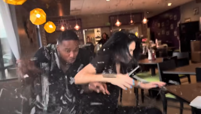 YouTuber çift restoranda yemek yerken camdan araba girdi