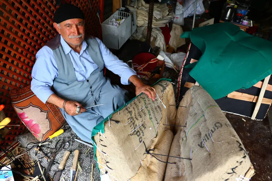 Unutulmaya yüz tutmuştu: 77 yaşındaki usta semerciliği makinayla sürdürüyor 2 Unutulmaya yüz tutmuştu: 77 yaşındaki usta semerciliği makinayla sürdürüyor 2