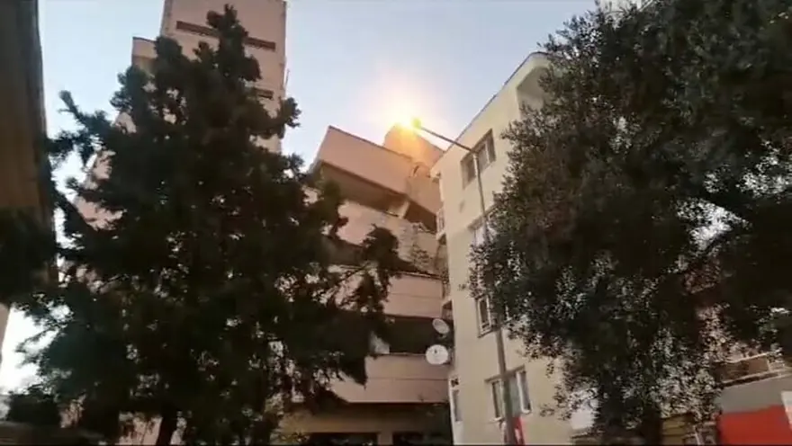 İzmir'de okul binası, yıkımı sırasında yan yattı 2