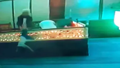 Namazını bozdu, yüksekten düşen çocuğu havada yakaladı