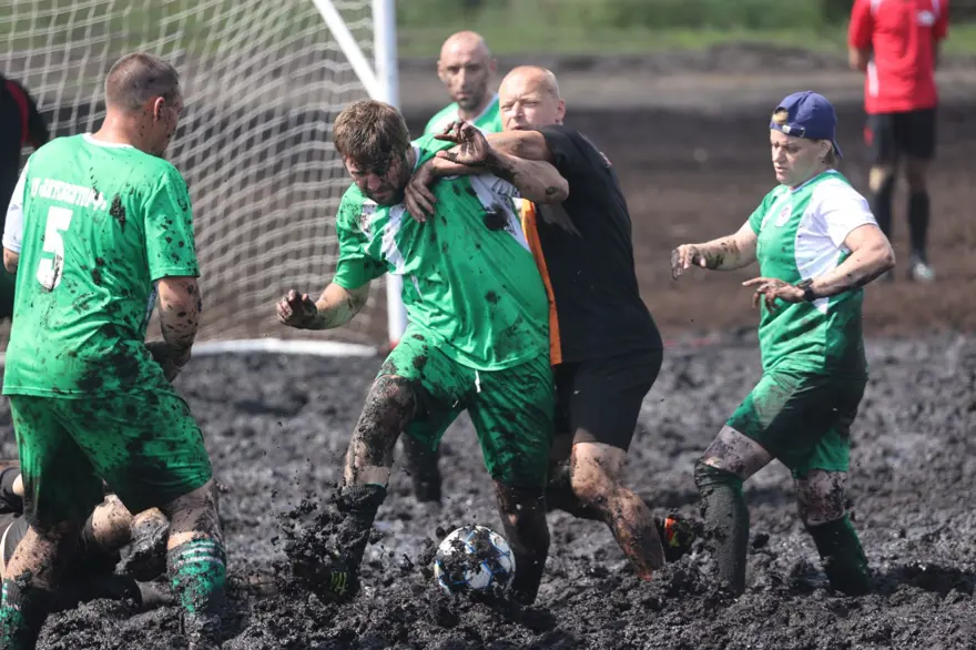 Beyaz Rusya'da bataklık futbol turnuvası 1