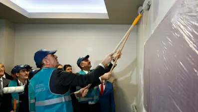 Bakan Gül ve Bakan Selçuk sınıf boyadı