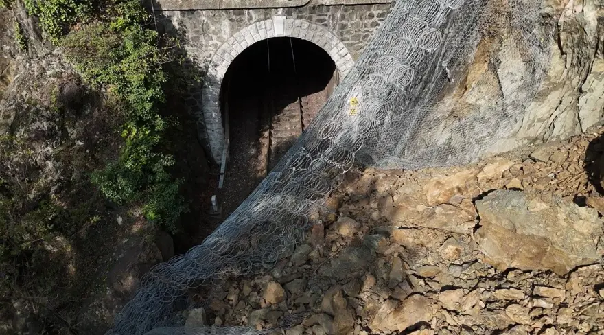 Heyelan demir yolunu kapattı: Seferler durduruldu 1 Heyelan demir yolunu kapattı: Seferler durduruldu 1