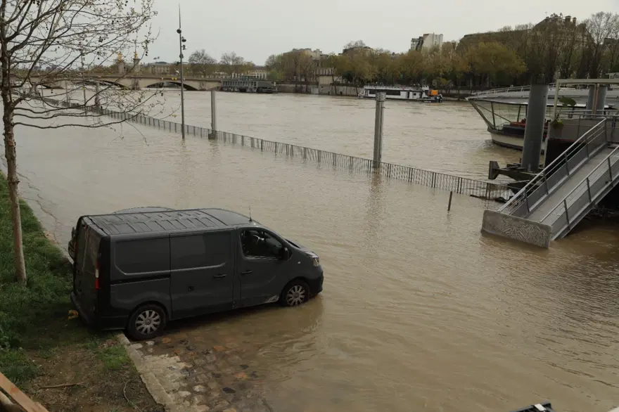 Paris'te Seine Nehri yükseldi 8