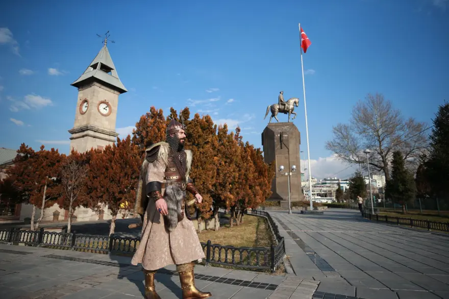 Giydiği kıyafeti çizme, yüzük, kılıç kınıyla tamamlıyor: 33 yaşındaki Gezer alp kıyafetliyle ilgi çekiyor 11