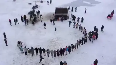 Buzla kaplı Çıldır Gölü'ne yoğun ilgi