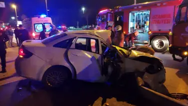 Kadıköy'de kontrolden çıkan otomobil direğe çarptı: 3 yaralı