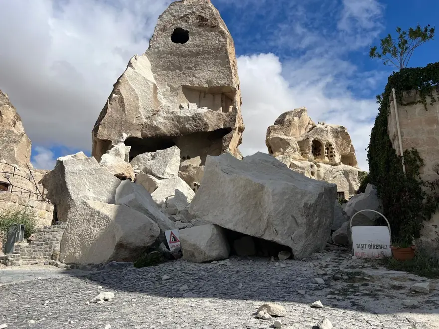 Kapadokya'da peribacası yıkıldı 