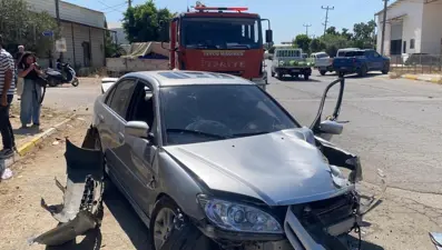 Kontrolden çıkan otomobil trafoya çarptı, mahallede elektrikler kesildi