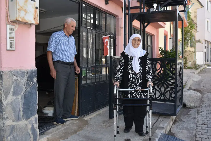 Böbrek hastası eşi için üç katlı binanın dışına yaptırdı 4 Böbrek hastası eşi için üç katlı binanın dışına yaptırdı 4
