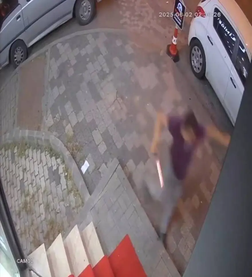 İş yerine çağırdı, eski çalışanını satırla kovaladı 2