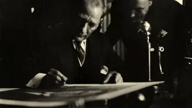 Atatürk'ün orijinal imzası: MSB paylaştı, bilinen imzasından farklı!
