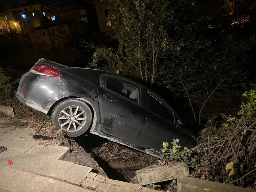 Çekmeköy'de otomobil evin bahçesine uçtu 1