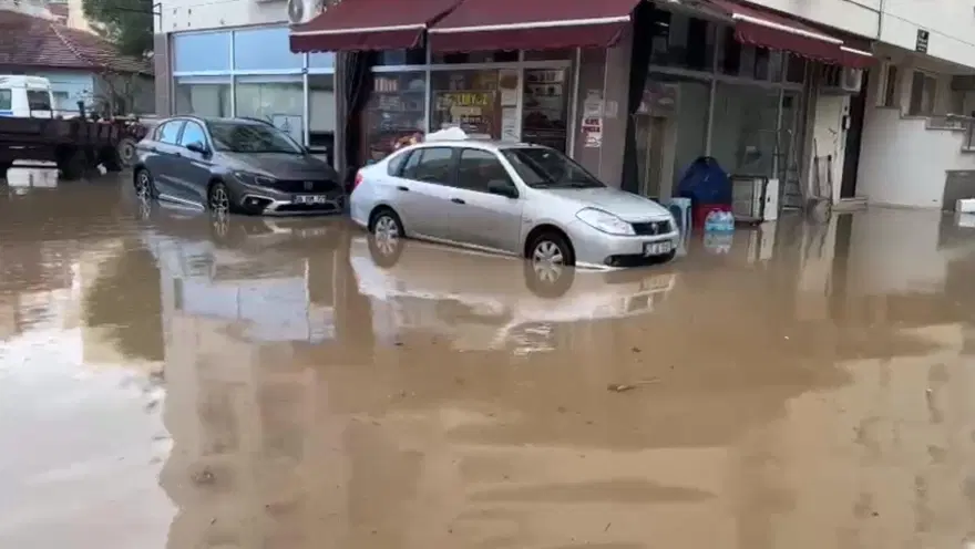 İzmir'i sağanak vurdu | Dikili'de okullar tatil edildi 6 İzmir'i sağanak vurdu | Dikili'de okullar tatil edildi 6