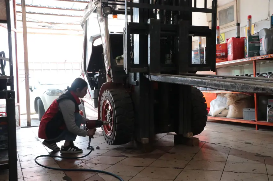 Sanayinin tek kadın çalışanı Melike Hanım:Ağabeyine özendi şimdi forklift servisinde çıraklık yapıyor 1 Sanayinin tek kadın çalışanı Melike Hanım:Ağabeyine özendi şimdi forklift servisinde çıraklık yapıyor 1