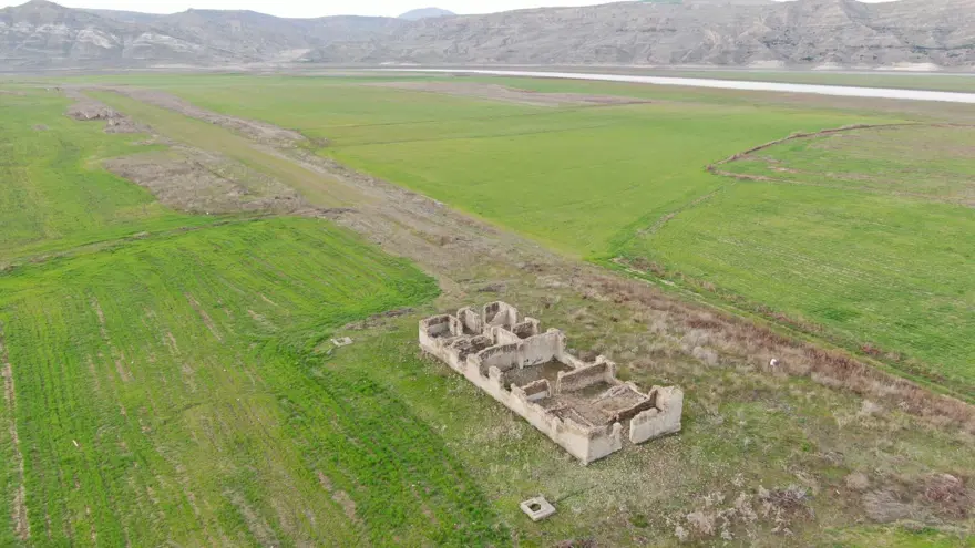 Sular çekildi, eski tren garı gün yüzüne çıktı 3