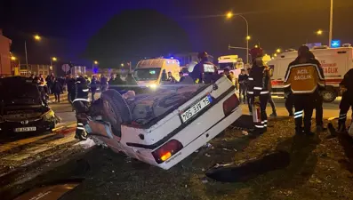 Sakarya'da kavşakta iki otomobil çarpıştı: 1'i ağır 4 yaralı