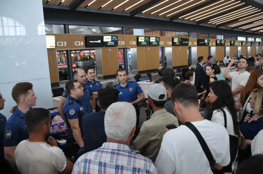 İstanbul Havalimanı’nda iki gündür uçak bekliyorlar: “Saatlerdirburada bekliyoruz” 4 İstanbul Havalimanı’nda iki gündür uçak bekliyorlar: “Saatlerdirburada bekliyoruz” 4