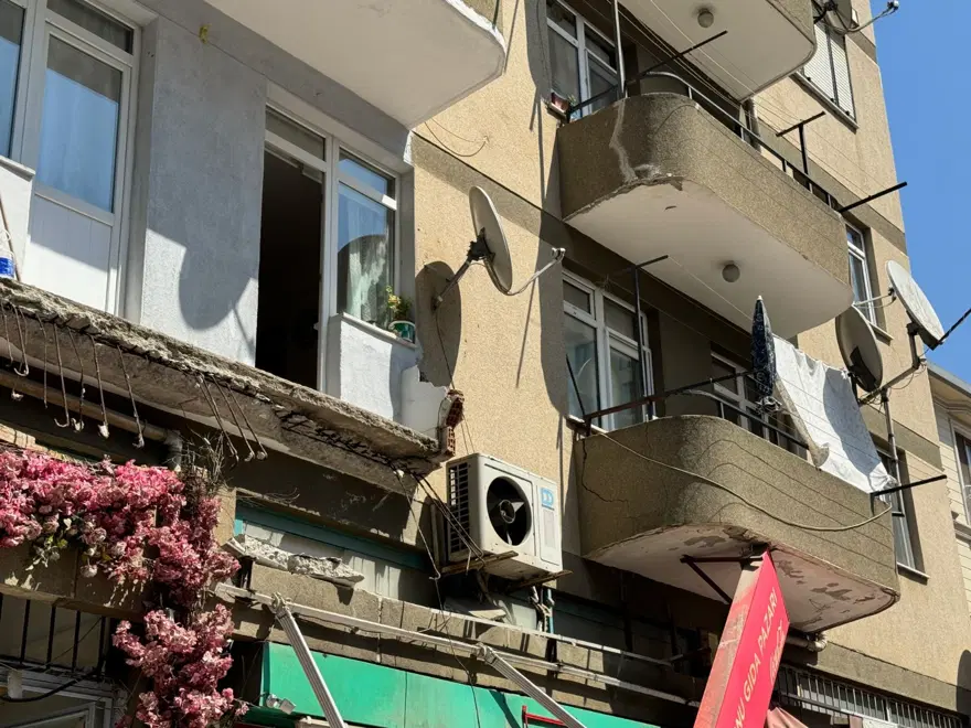 İstanbul'da 5 katlı binada balkon çöktü 4 İstanbul'da 5 katlı binada balkon çöktü 4