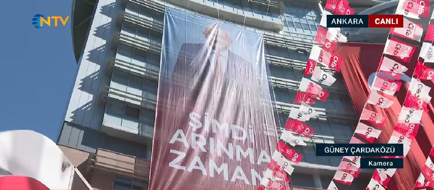 CHP GENEL MERKEZİ'NE "ARINMA ZAMANI" PANKARTI ASILDI 2