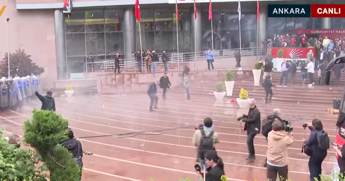 CHP Genel Merkezi'nde hareketli dakikalar. Polis tahliye için müdahale etti