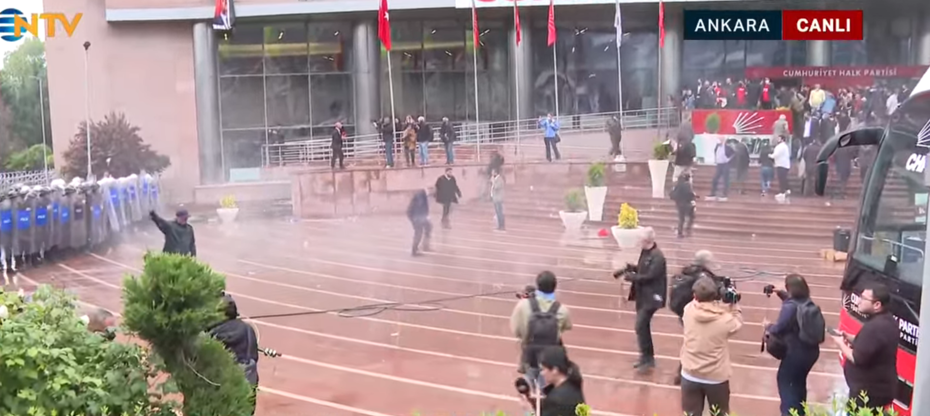 CHP Genel Merkezi'nde hareketli dakikalar. Polis tahliye için müdahale etti 