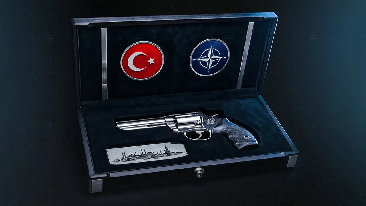 Cumhurbaşkanından NATO liderlerine anlamlı hediye. İşlemeli özel üretim toplu tabanca haber görseli