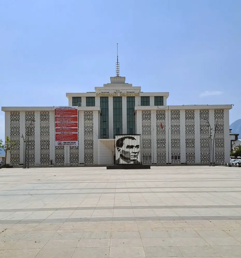 Döşemealtı Belediyesi'ne yolsuzluk operasyonu. 10 şüpheli gözaltında