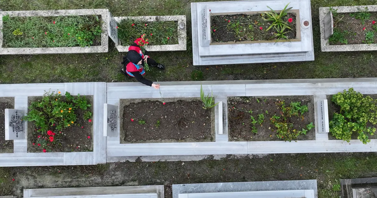 Düzce Depremi'nde hayatını kaybedenler mezarları başında anıldı