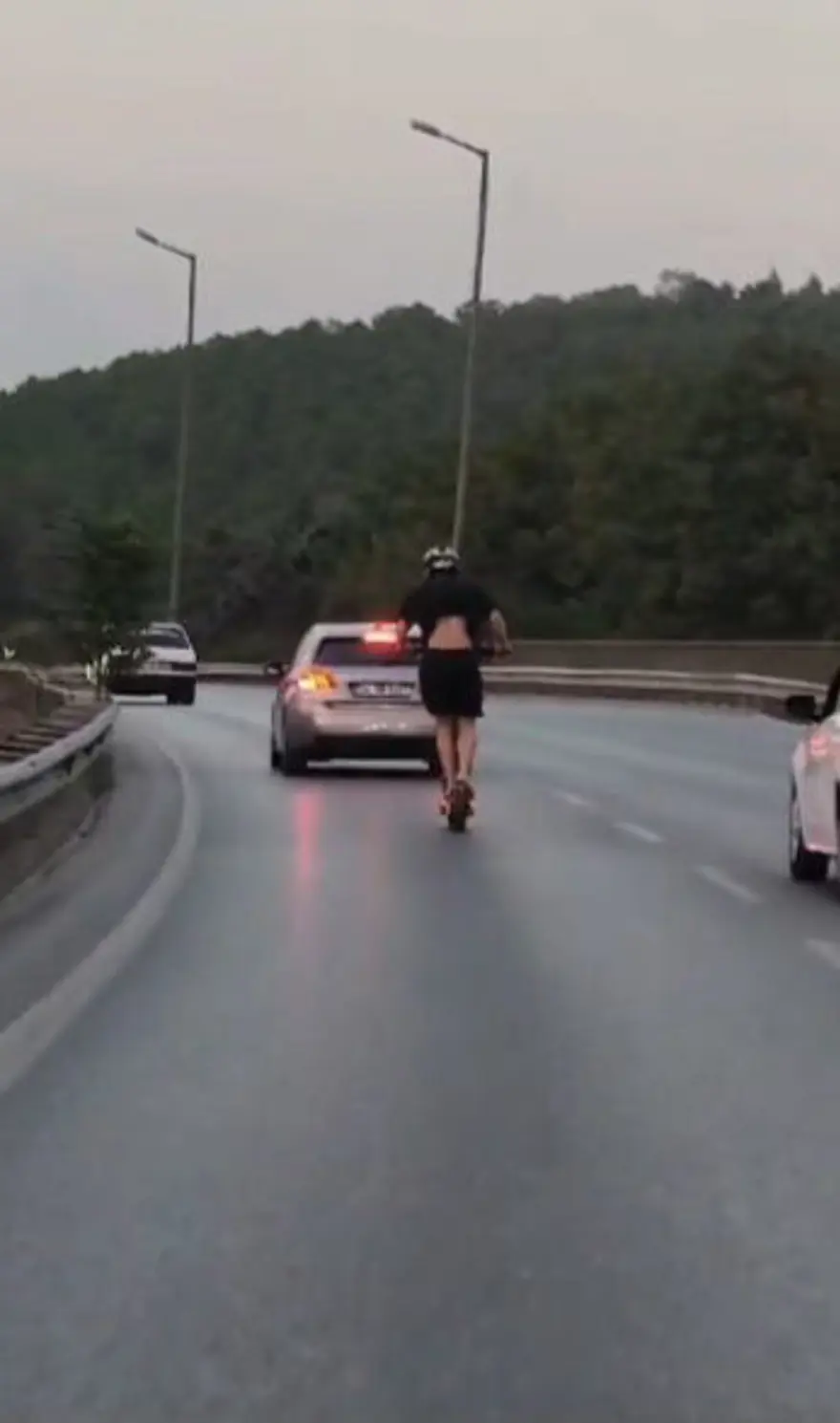 Otoyolda scooter ile tehlikeli yolculuk 3