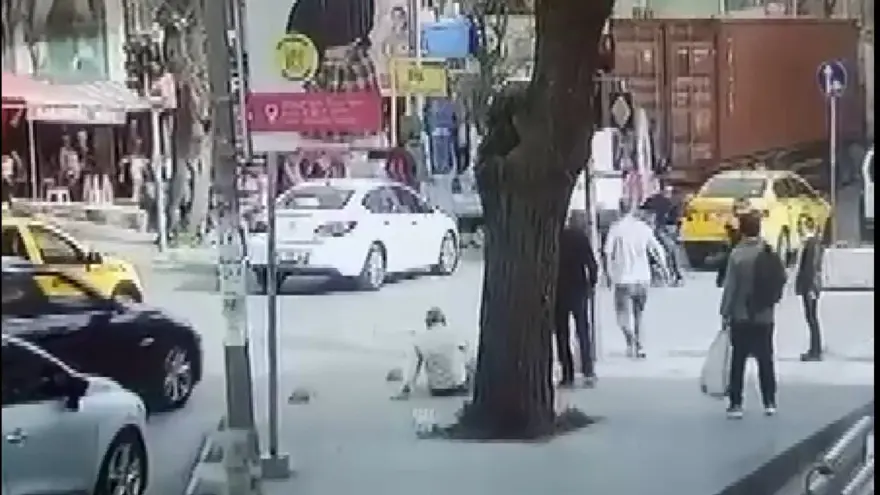 İstanbul’dataksiciden yayaya yumruk 4 İstanbul’dataksiciden yayaya yumruk 4