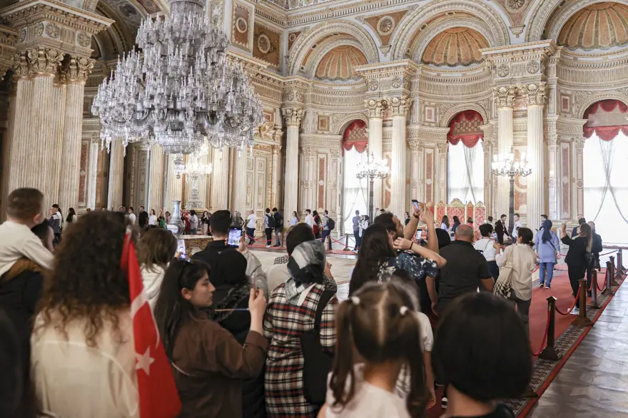 Dolmabahçe Sarayı'na Cumhuriyet'in 100. yılında ziyaretçi akını 12 Dolmabahçe Sarayı'na Cumhuriyet'in 100. yılında ziyaretçi akını 12