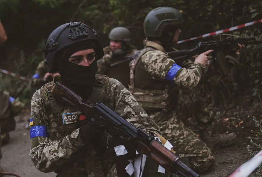 Ukraynalı kadınlar cephede görev almak için hazırlık yapıyor Ukraynalı kadınlar cephede görev almak için hazırlık yapıyor