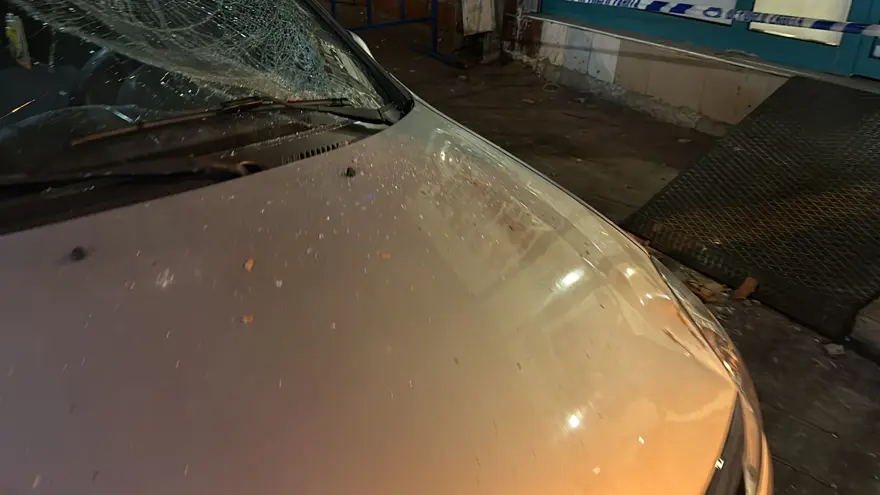 Beyoğlu'nda korku dolu anlar! Balkon duvarı yola çöktü: Saniyelerle kurtuldu 6