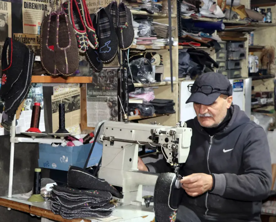 "37 YILDIR AYAKKABI TAMİR USTALIĞINI YAPIYOR" 2