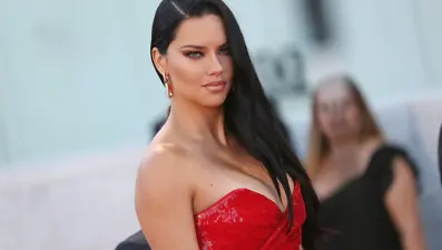 Adriana Lima, Venedik Film Festivali'ne yeni sevgilisiyle katıldı